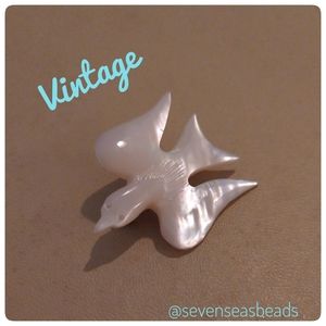 💘Vintage Mother of Pearl Brooch